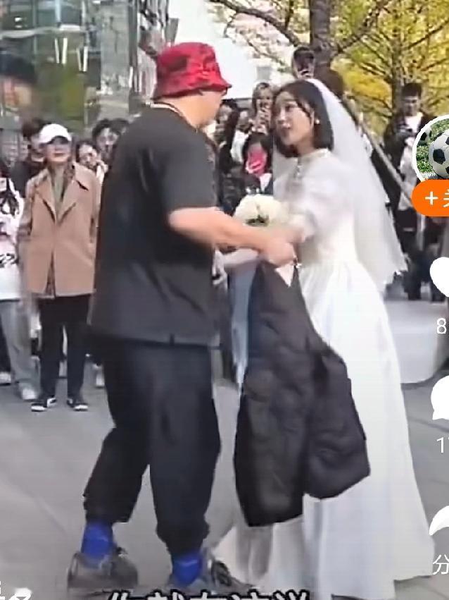 为了证明爱是真的，女孩穿着婚纱到男友上班的大楼下跟他求婚，结果，男友因没车没房给
