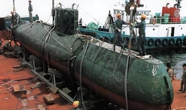 1996年9月，一艘朝鲜潜艇搁浅在韩国东海岸，闻讯后，4万名韩国军警倾巢而出。猎