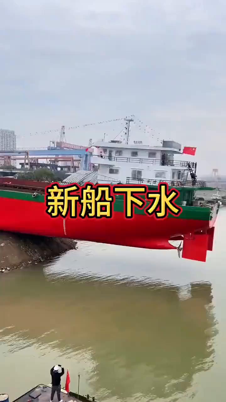 新船下水。注意看，远远望去码头的工人正忙碌着。飞溅的火花乍一看我还以为他在焊接