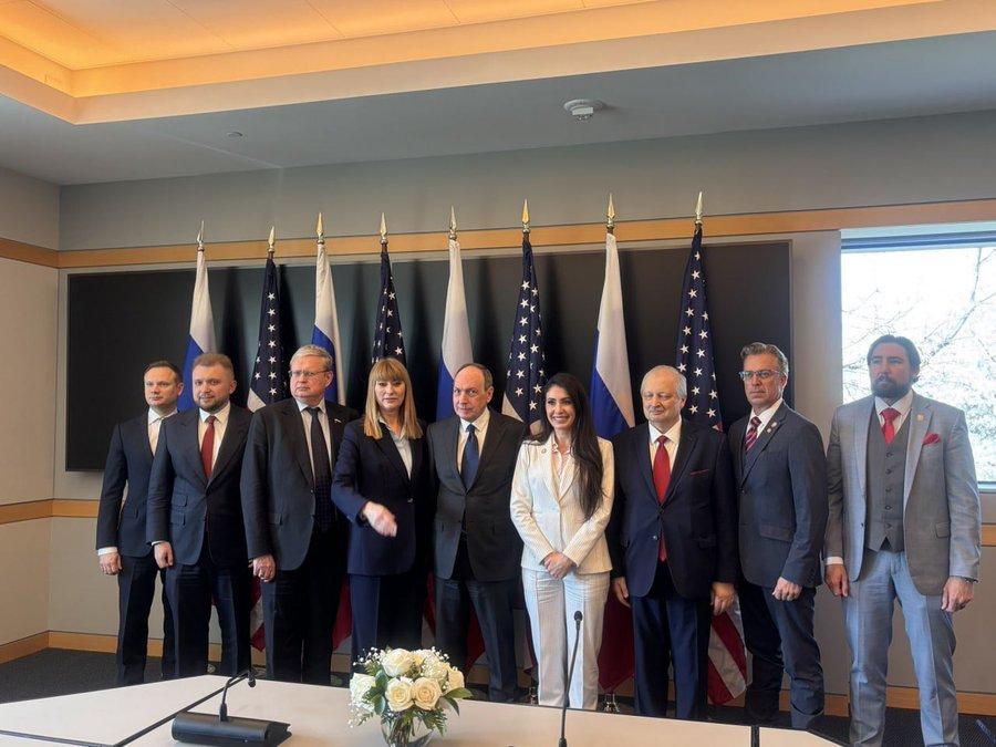 普京派遣的俄罗斯代表团，与美国的共和党议员在美国首都国会山会面。他们讨论，俄罗斯