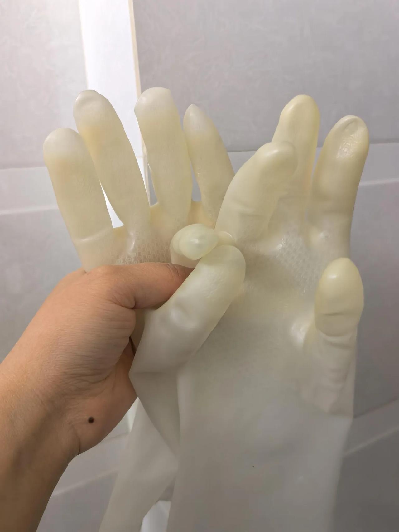 丁腈手套为什么几个月就发硬了？买了丁腈手套洗碗的手指那边，几个月，硬的像塑料一