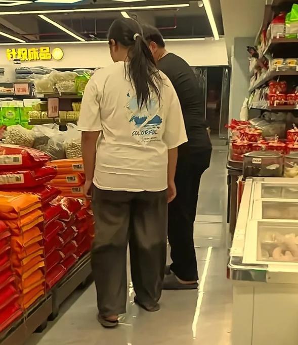 “终于见到了儿子谈了一年多的对象，没想到长这样，问了一年的照片都不给，如今在超市