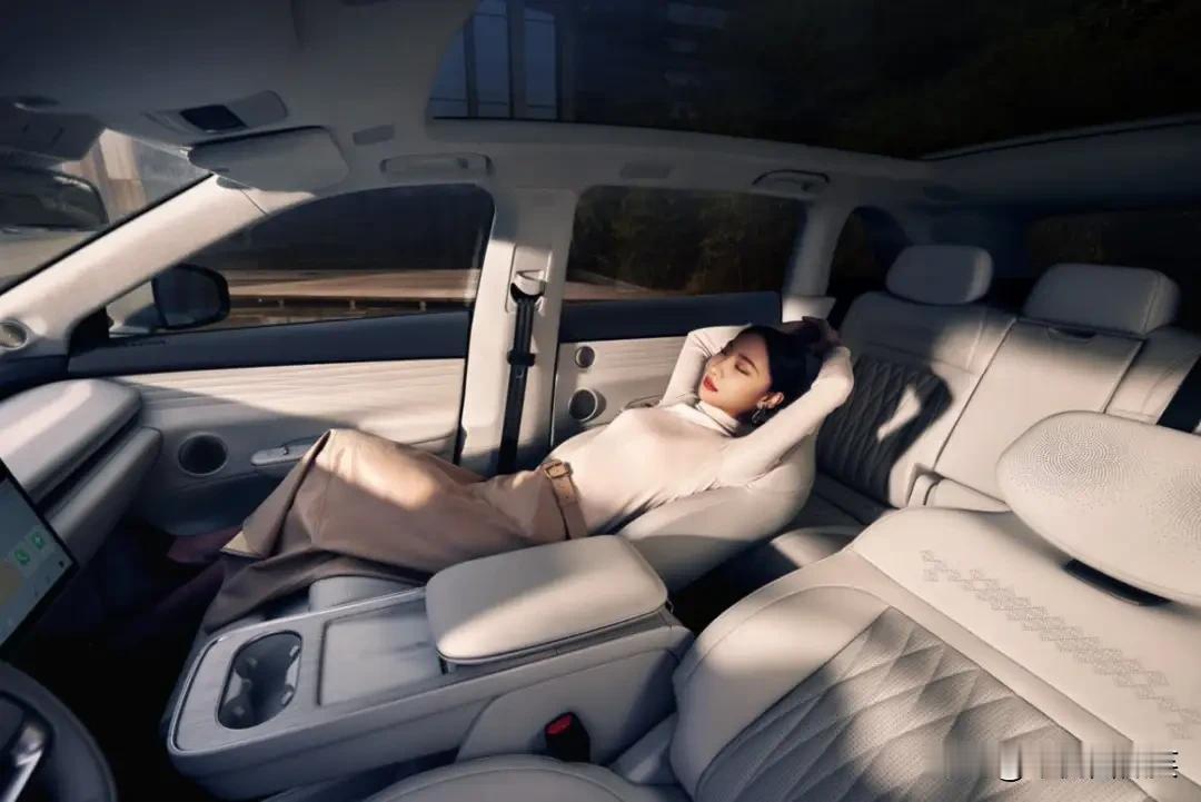 ET：5020mm“大平层”里，猎鹰系统是“隐形老司机”2025款星纪元ET的