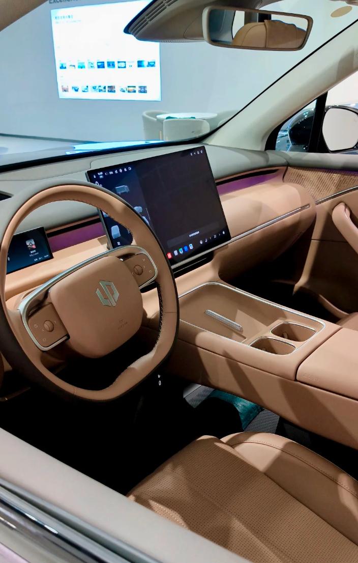 零跑C10和埃安i60，家用刚需谁更好？纠结13万左右纯电SUV，