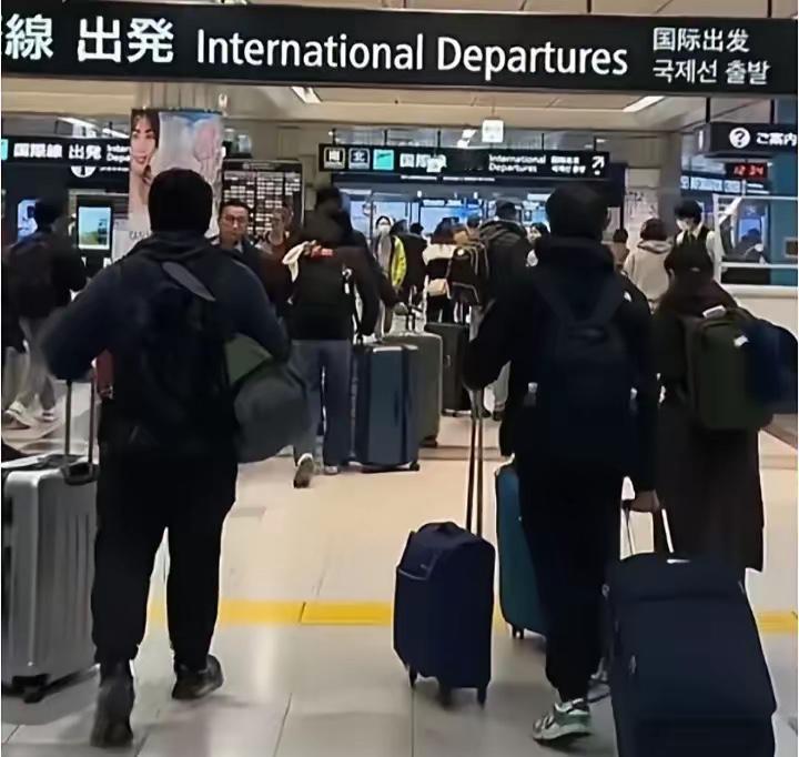 赴日旅游挤爆机场？54万人退票仍执意前往，回国后才懂啥叫“丢人又难归”！国家
