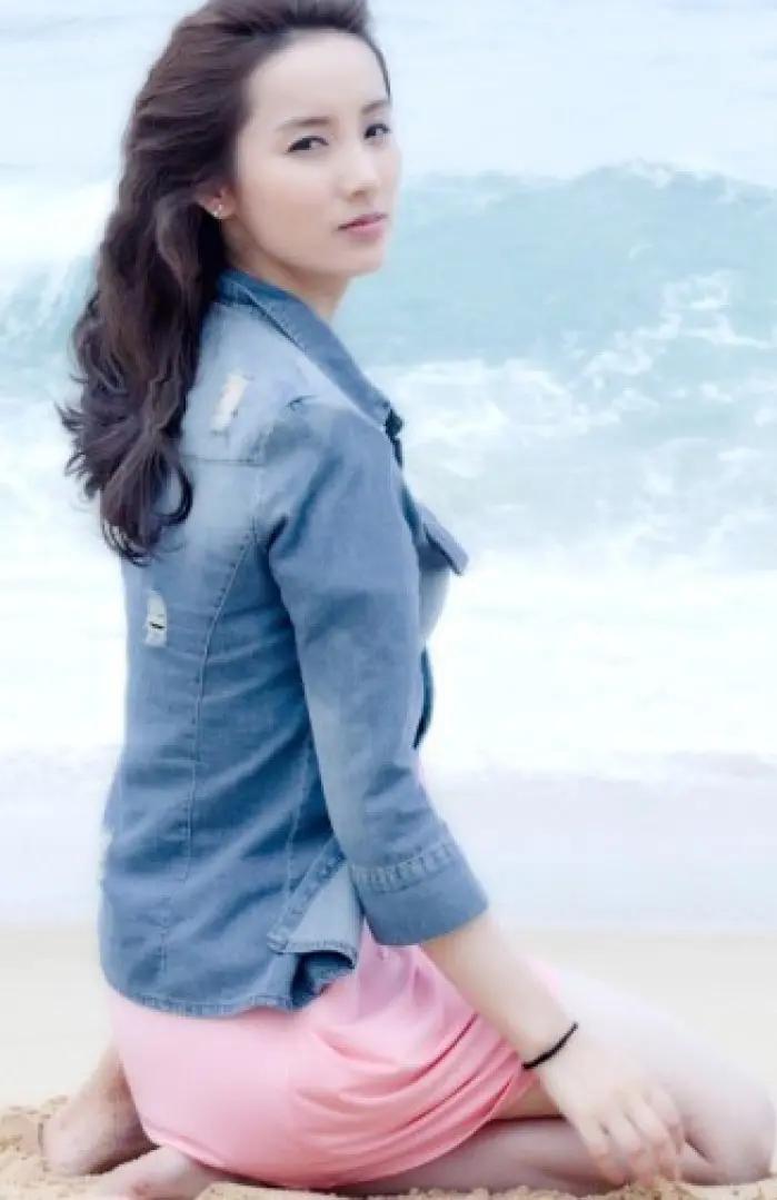 丈夫对吕一有多疼爱?吕一是本人非常欣赏的女演员之一。吕一婚和丈夫生活的特别幸
