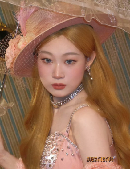 沈佳润今日新造型像油画里走出来的公主NINA真是越看越漂亮长得很高级啊​​