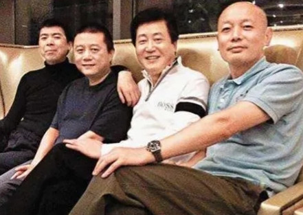当年，冯小刚的《甲方乙方》票房大卖，王朔正是最落魄的时候，冯小刚托人送去5000