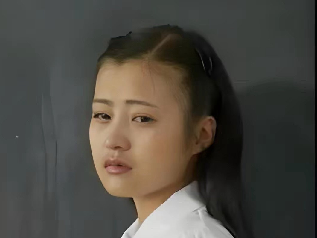 原来郝蕾的头发有天生的美人尖呀。​
