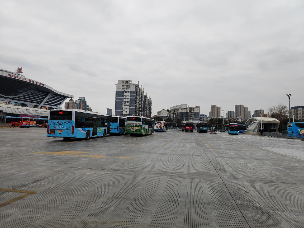 问：张三买了1月31号00:20的火车票，他31号23:20就来到车站了。可是车