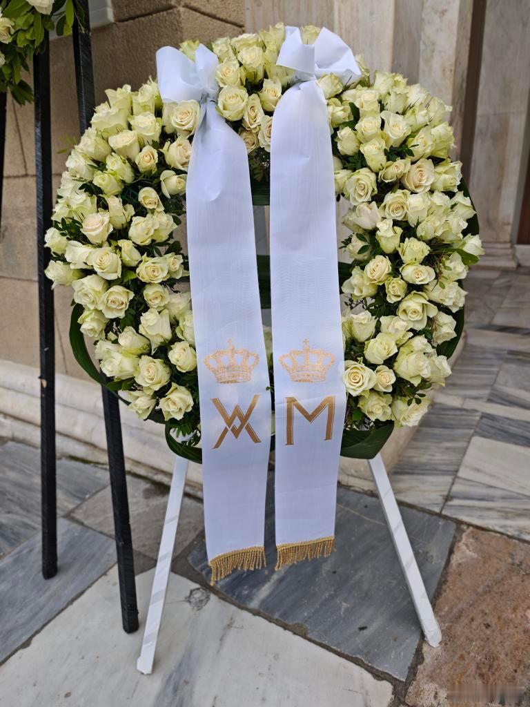 希腊王室1月19日，艾琳公主的侄儿们帕弗洛王储、尼古拉斯王子、菲利普王子抵达教堂