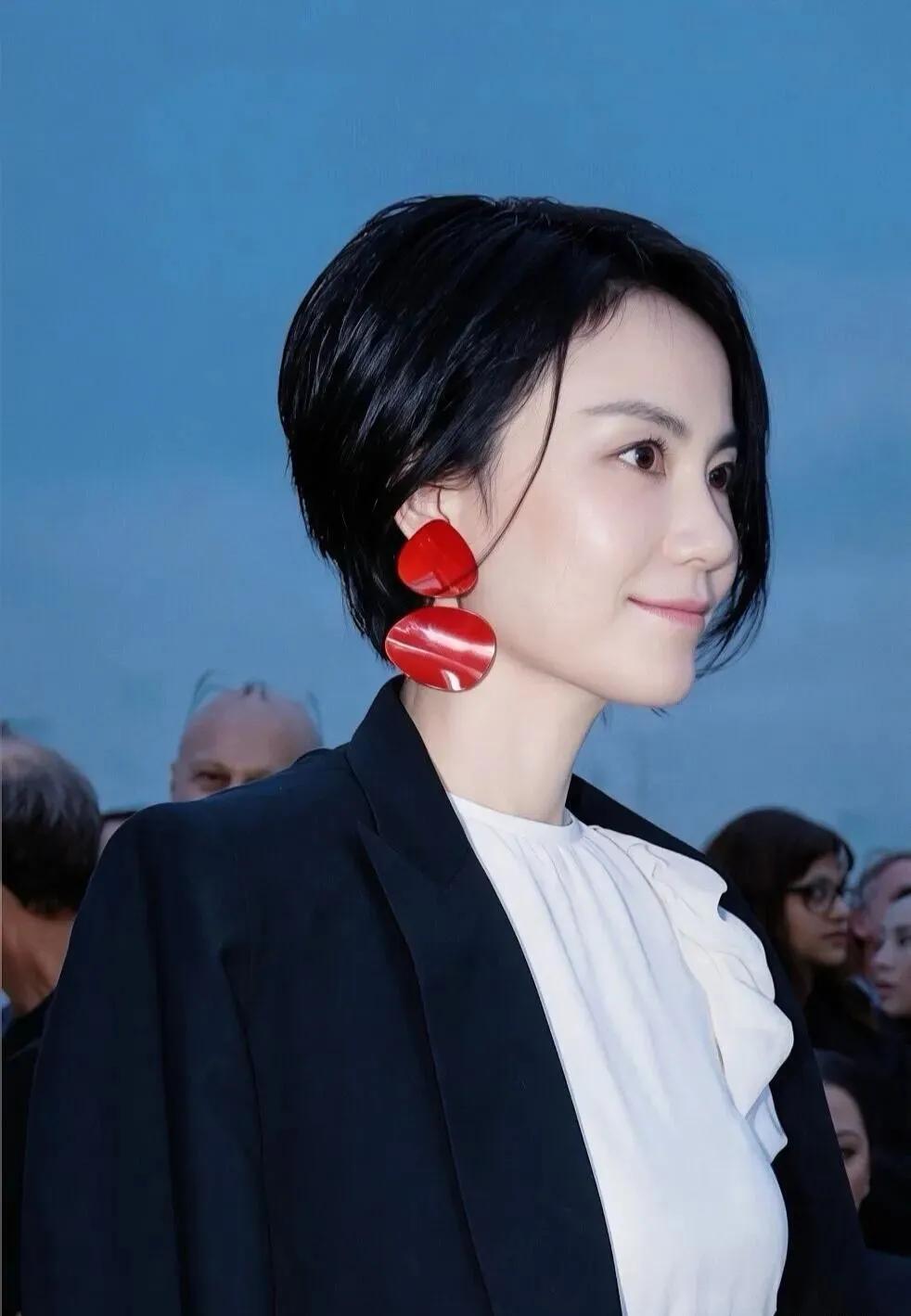 王菲的穿搭审美真的超前✅黑白经典西装套装，靠一副红色大耳环点亮全身。短发干净