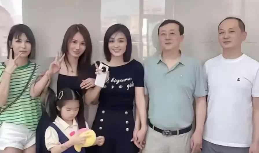 瑾汐五兄妹大团聚了，太幸福了。今天，瑾汐温州的亲生父母一家终于来到了福建的养父
