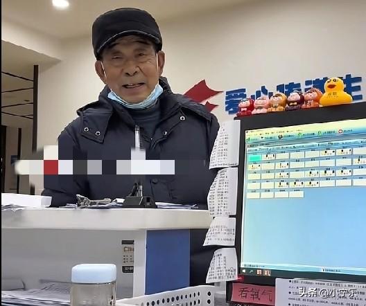 江苏溧阳一26岁的女子在医院上夜班，82岁的爷爷提前赶到医院接她，见到孙女满脸笑