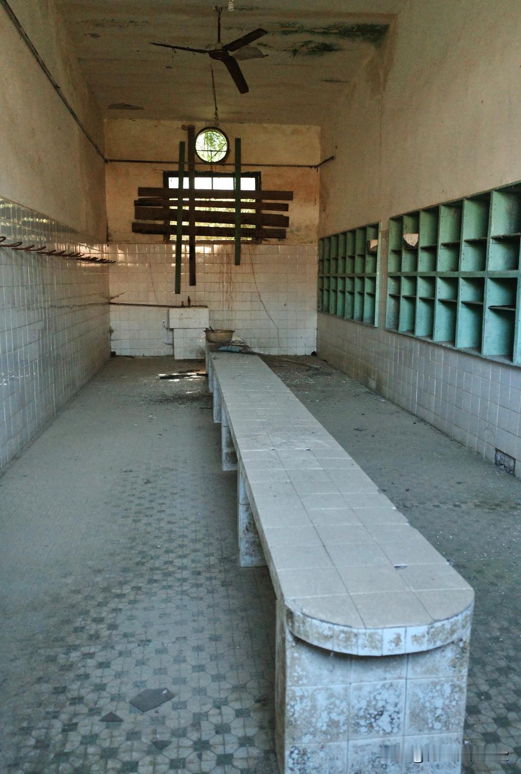 80年代国营老厂的浴室，时间停留在了2014年。