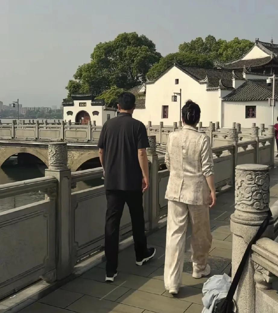小心!徐瑶身边有内鬼!从几个D爆出的信息看，徐瑶身边应该安排到有内鬼，不然怎