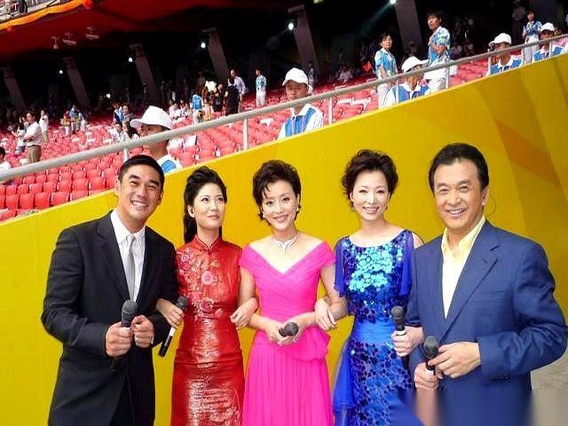 很多人可能都忘了，08年鸟巢那个晚上，开幕式前的大场子里，主持人名单里站着吴大维