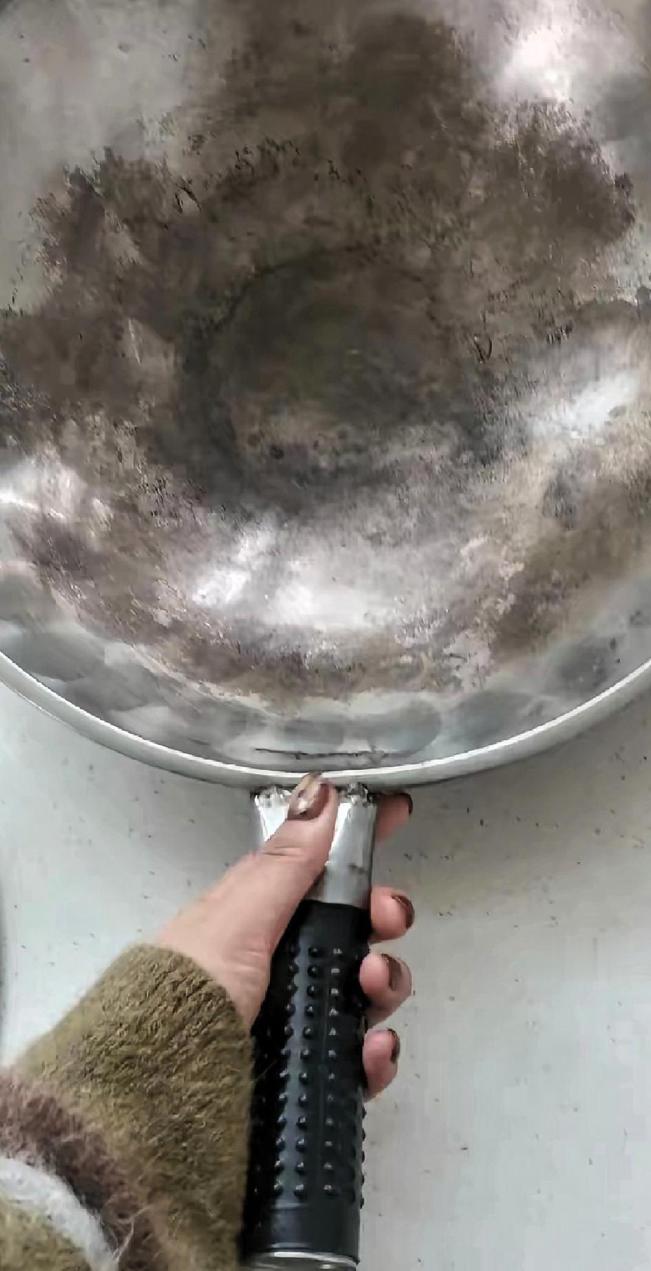 真的太让人意想不到了！因浙江苍南的陈女士在网上晒用了几十年的锅，仍然不是