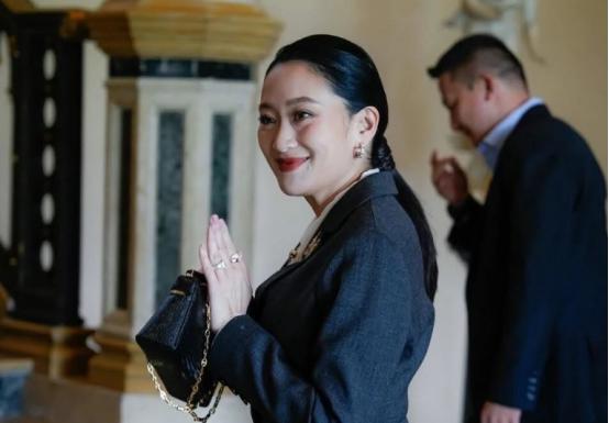 重磅突发！佩通坦未能逃过家族宿命，执政仅一年正式下台 今天下午15时，泰国法
