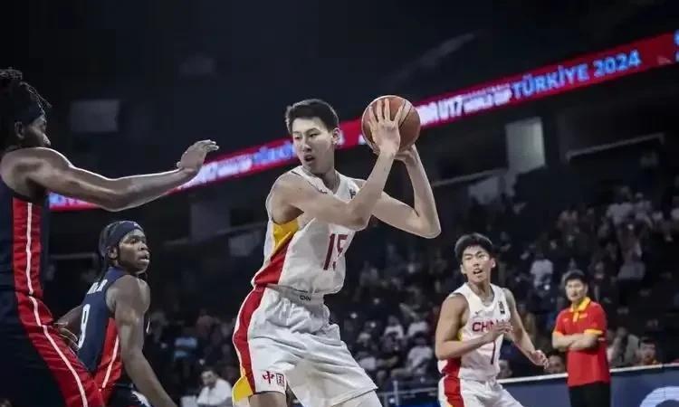 郇斯楠爆砍21+16，闪耀美国高中赛场近日中国小将郇斯楠在美国高中比赛中，8投