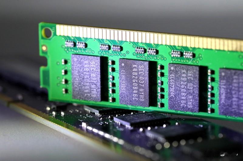 这怎么一天一个价，比金条涨得还快。没错，说的就是内存条。自2025年下半年以