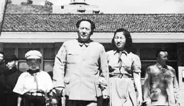 1972年李讷生娃后写信请求爸爸接济8000元，毛主席看罢来信后，心痛不已，指示