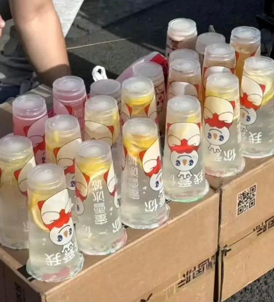 只要脑子好用，处处都是赚钱的机会。一名博主在景区摆摊售卖从蜜雪冰城购买的柠檬水，