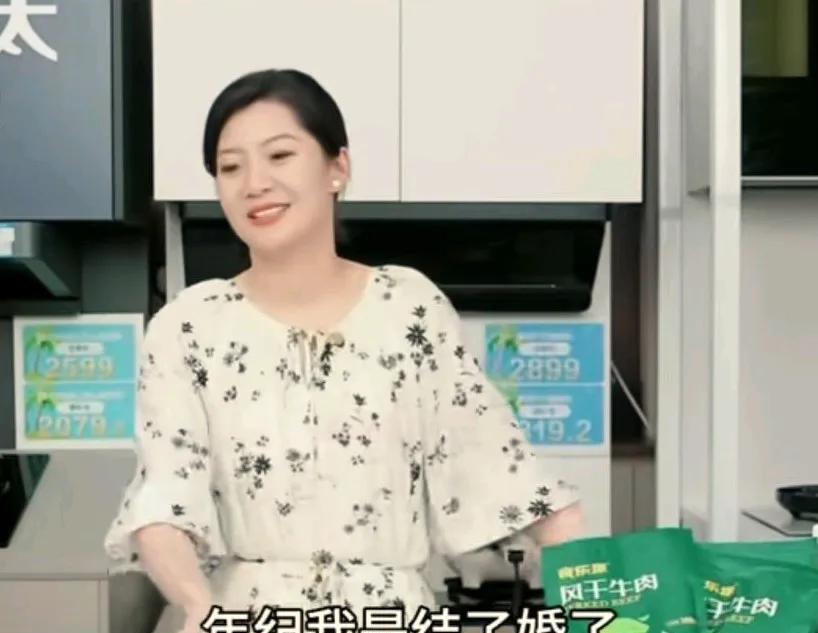 盼盼的回应幽默巧妙，直播时评论区有朋友说，哎呀，这个姑娘真好看，嫁给宇辉吧。[捂