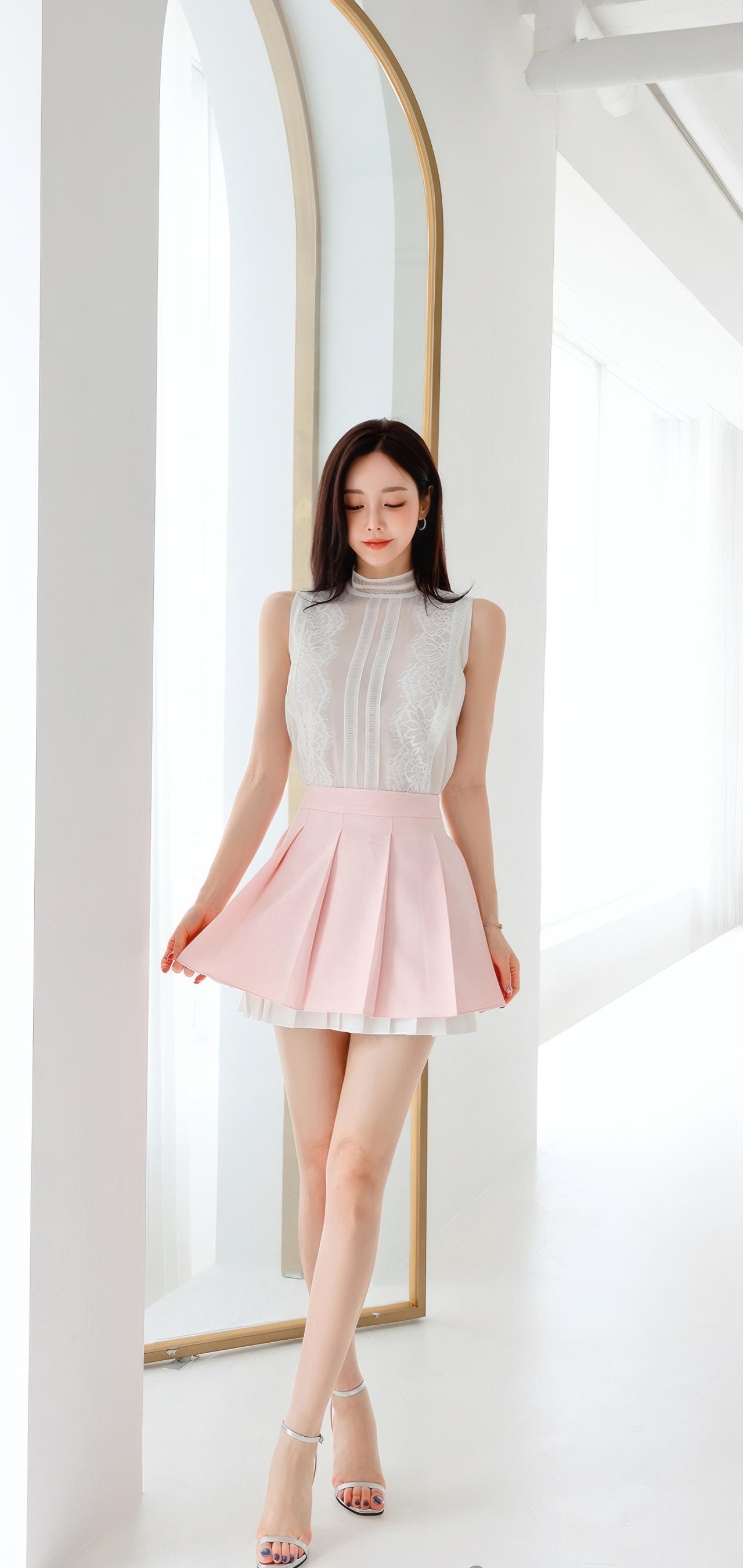 甜美粉色裙摆，优雅蕾丝上衣，清新少女风穿搭