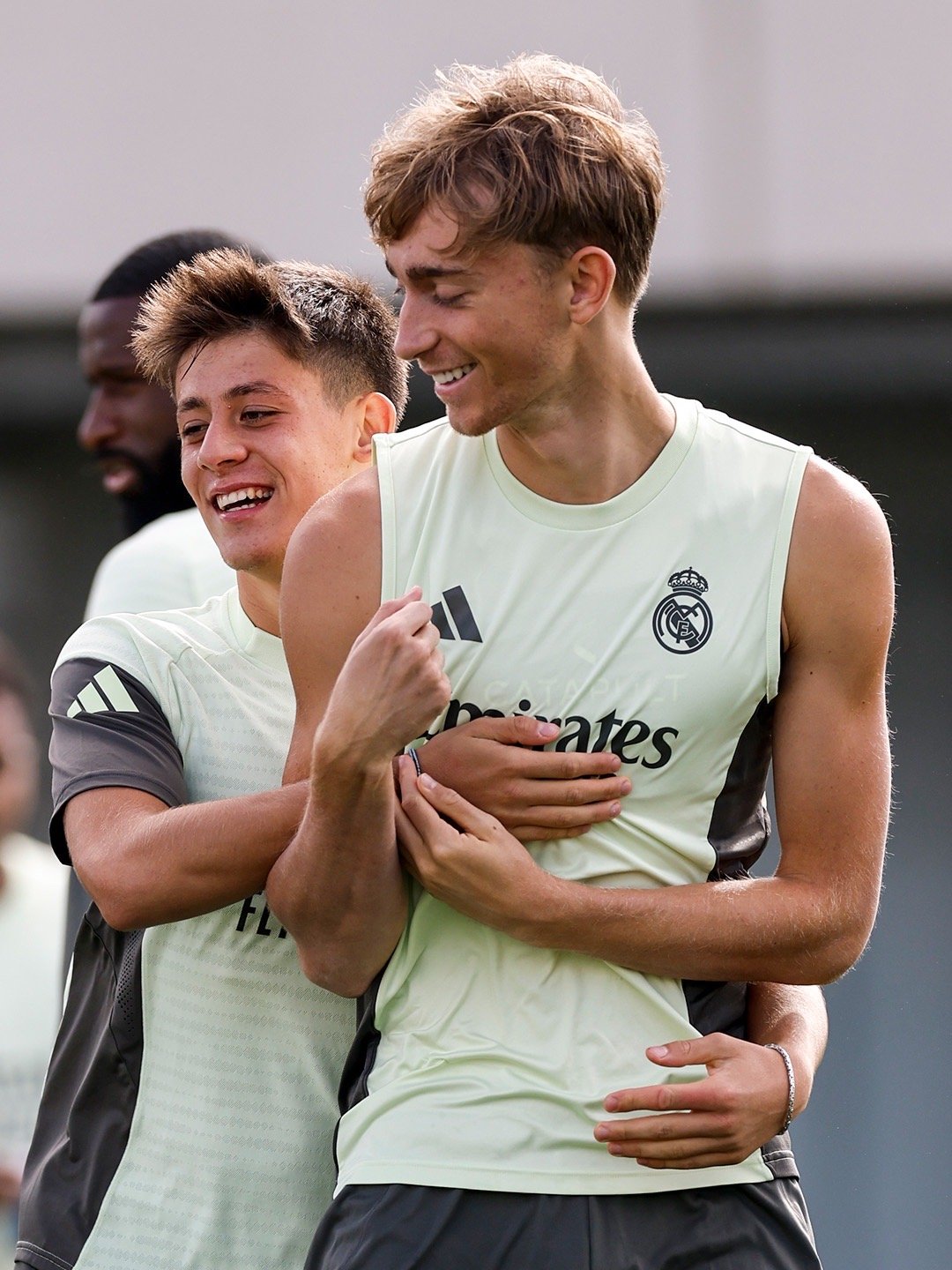 成天搂搂抱抱，像什么样子[doge]halamadrid​​​
