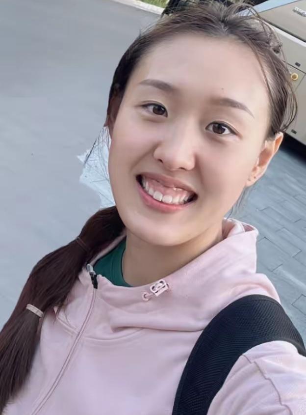 杨涵钰还真是可惜了，尽管压哨进入了中国女排30人大名单，却由于没有参加女排的封闭