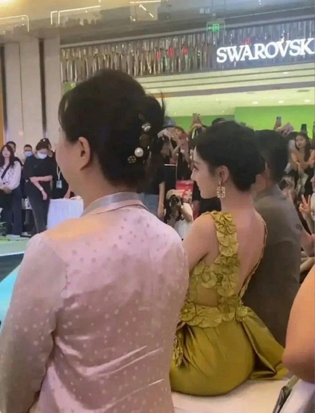 迪丽热巴为什么身材好，看她的坐姿就知道了