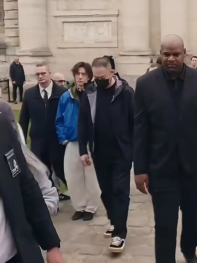 品牌为陈都灵安排的保镖把王一博推一边了