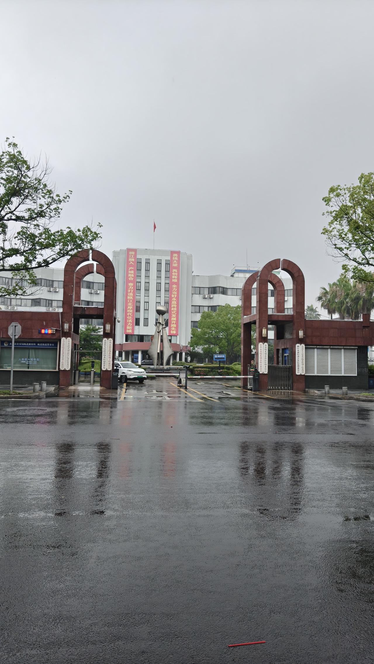 这几日，儿子说过的话总在我脑海中盘旋。他提议我把老家的小房子卖掉，将钱交给他，他