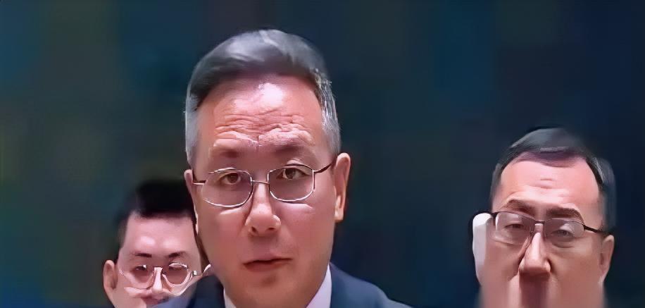 联合国会场，菲律宾代表拿着稿子，清了清嗓子，准备重提十年前那个南海仲裁案。他身后