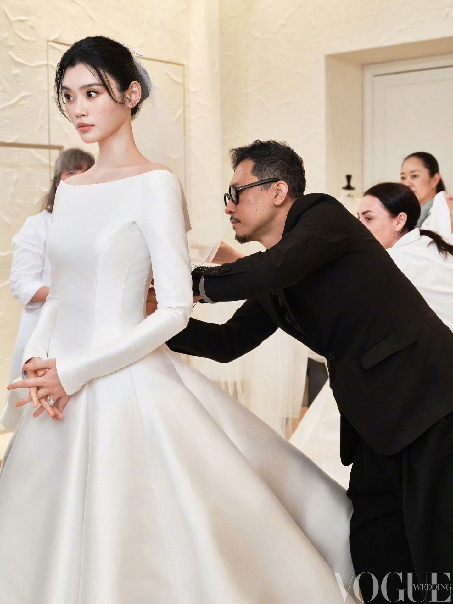 奚梦瑶婚纱超600小时手工制作法国古堡婚礼，奚梦瑶Dior高定婚纱太惊艳！野蚕丝