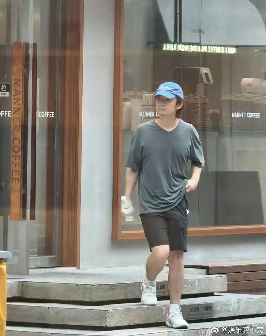 32岁董子健现身广州街头被偶遇，他的穿衣打扮好老气也太随性，看起来有点邋遢懒散，