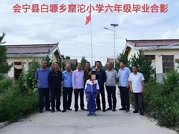 你没看错！这是甘肃会宁窟沱小学六年级毕业的师生合影，一共只有9名教师和1名学生。