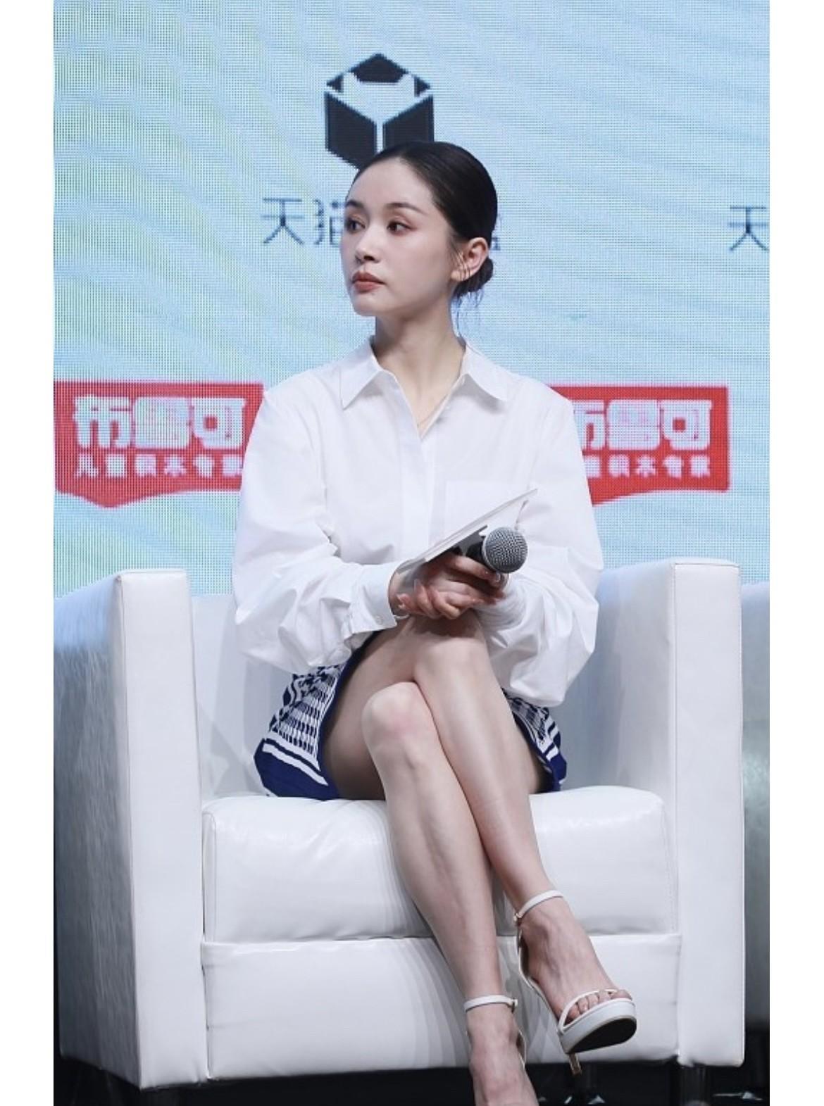 王子文手中紧握麦克风。