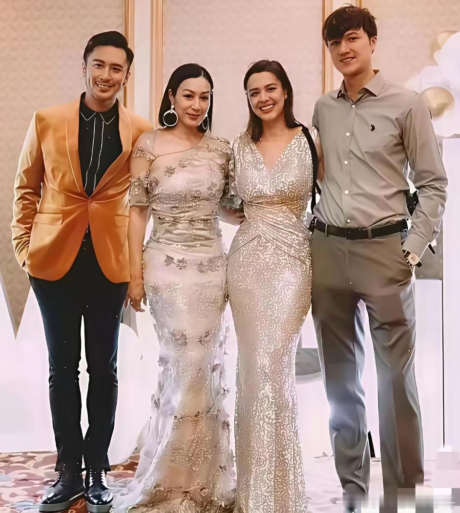 钟丽缇与小老公张伦硕以及大女儿和她男友在活动上的留影，不像两代人。​​​