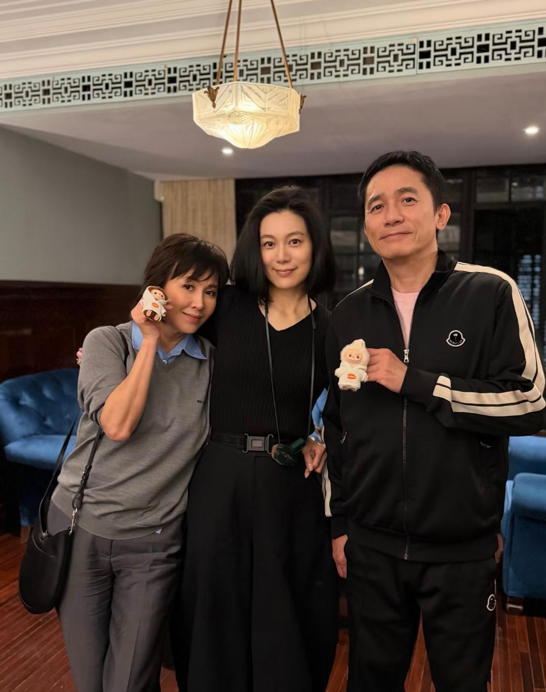 64岁梁朝伟和老婆刘嘉玲到上海朋友家里做客，他们夫妻俩都打扮大方，他的状态真好，