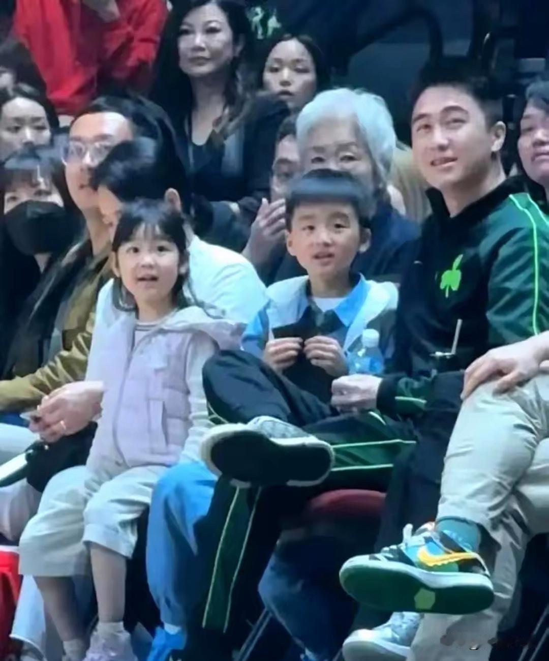 何猷君带娃看球赛，4岁女儿和5岁儿子一坐下来，全场眼睛全直了。儿子何广燊5岁已经