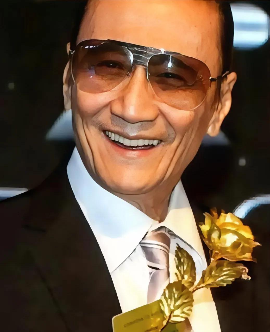 演员，谢贤说，这辈子我有过4个女人，唯独她我哭的最伤心。1955年，我20岁