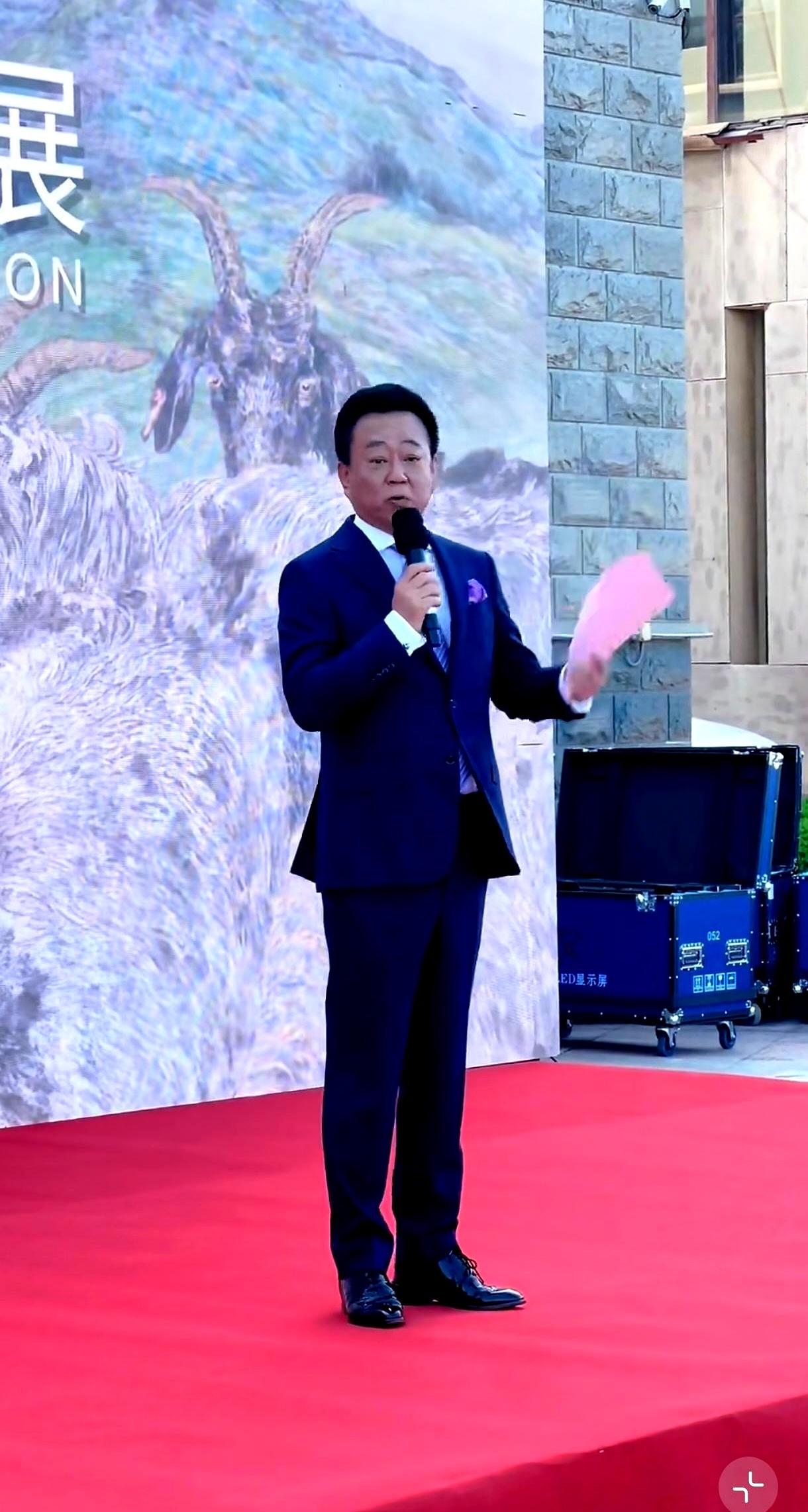 朱军、王刚这俩老哥，退了休反倒把那股子劲儿活明白了。朱军一句“非著名画家”，把
