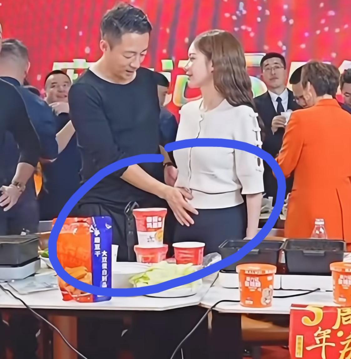 实锤了！马筱梅真的怀孕了！昨天直播，马筱梅和员工举杯共饮时，不小心露出了侧身