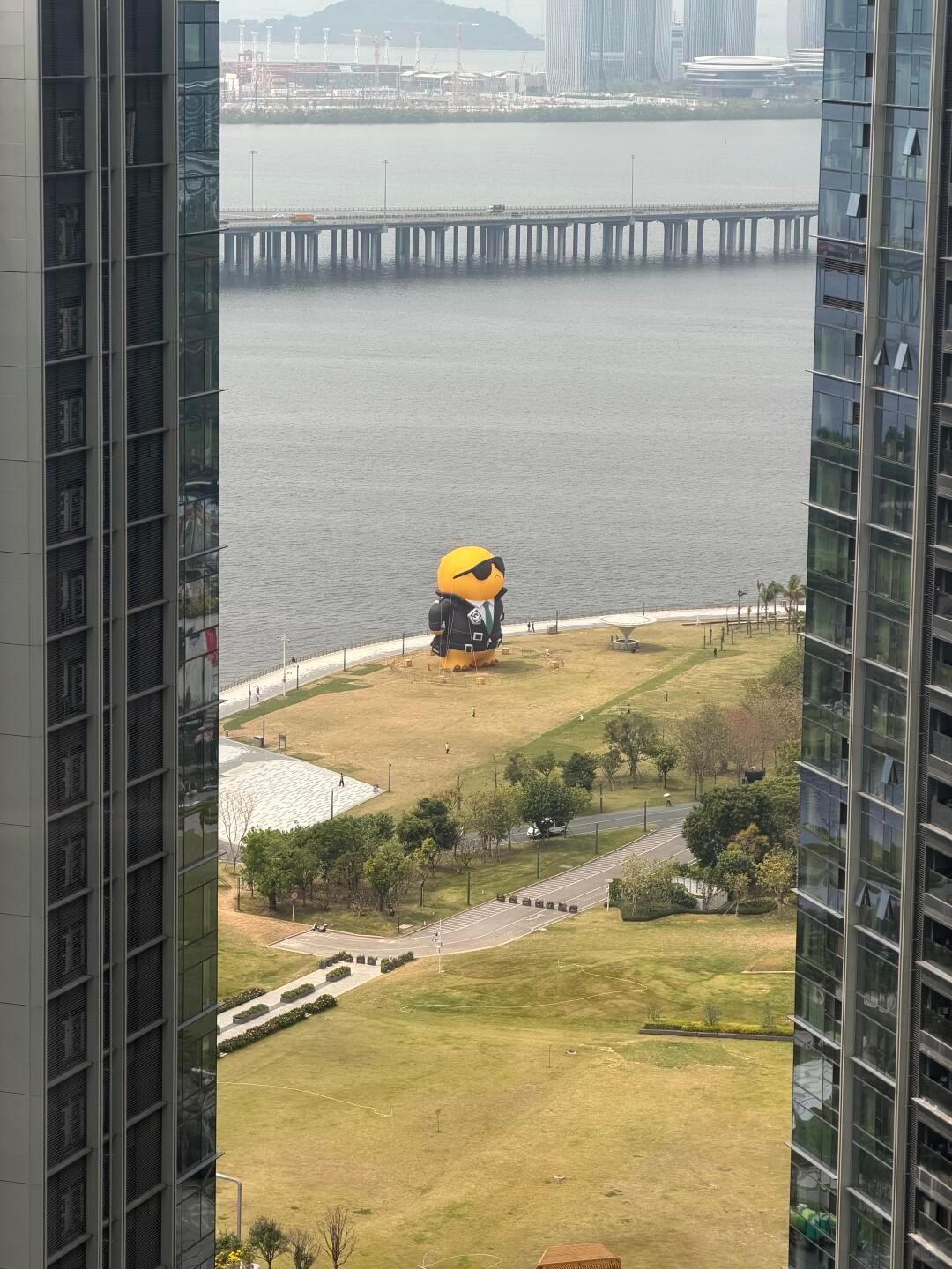 前海石公园换保安了，来了个黄皮体育生。深圳