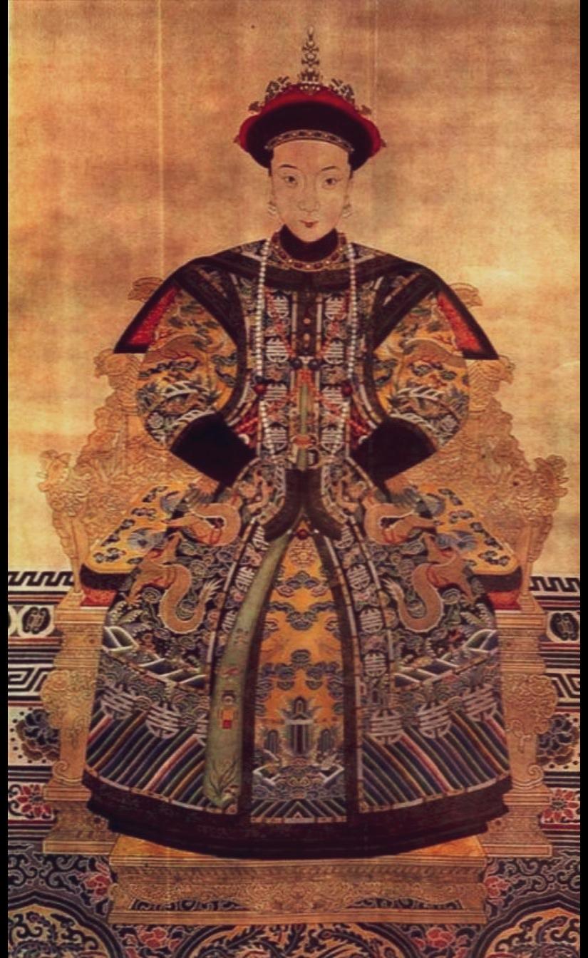 1945年，盗墓贼王绍义剖开同治皇后的肚子，翻搅内脏找黄金，旁边的同治皇帝只剩一