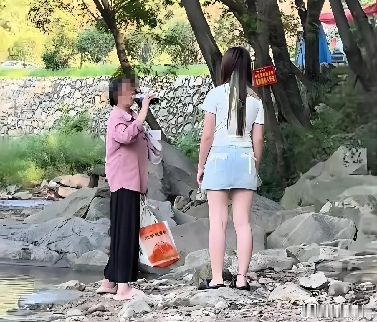 河南，一位大姨在公园捡瓶子，捡着捡着大姨就把人家小姑娘刚买的可乐拿走，小姑娘去追