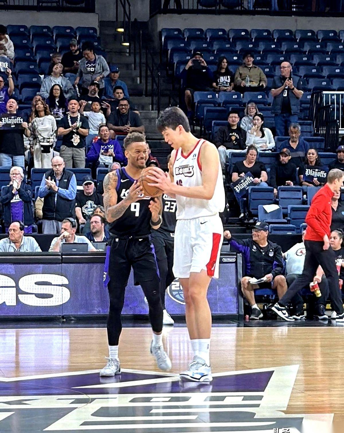 杨瀚森在篮下站得笔直，对着眼前的对手只撂下一句狠话：“再弄我，你就回家。”全场