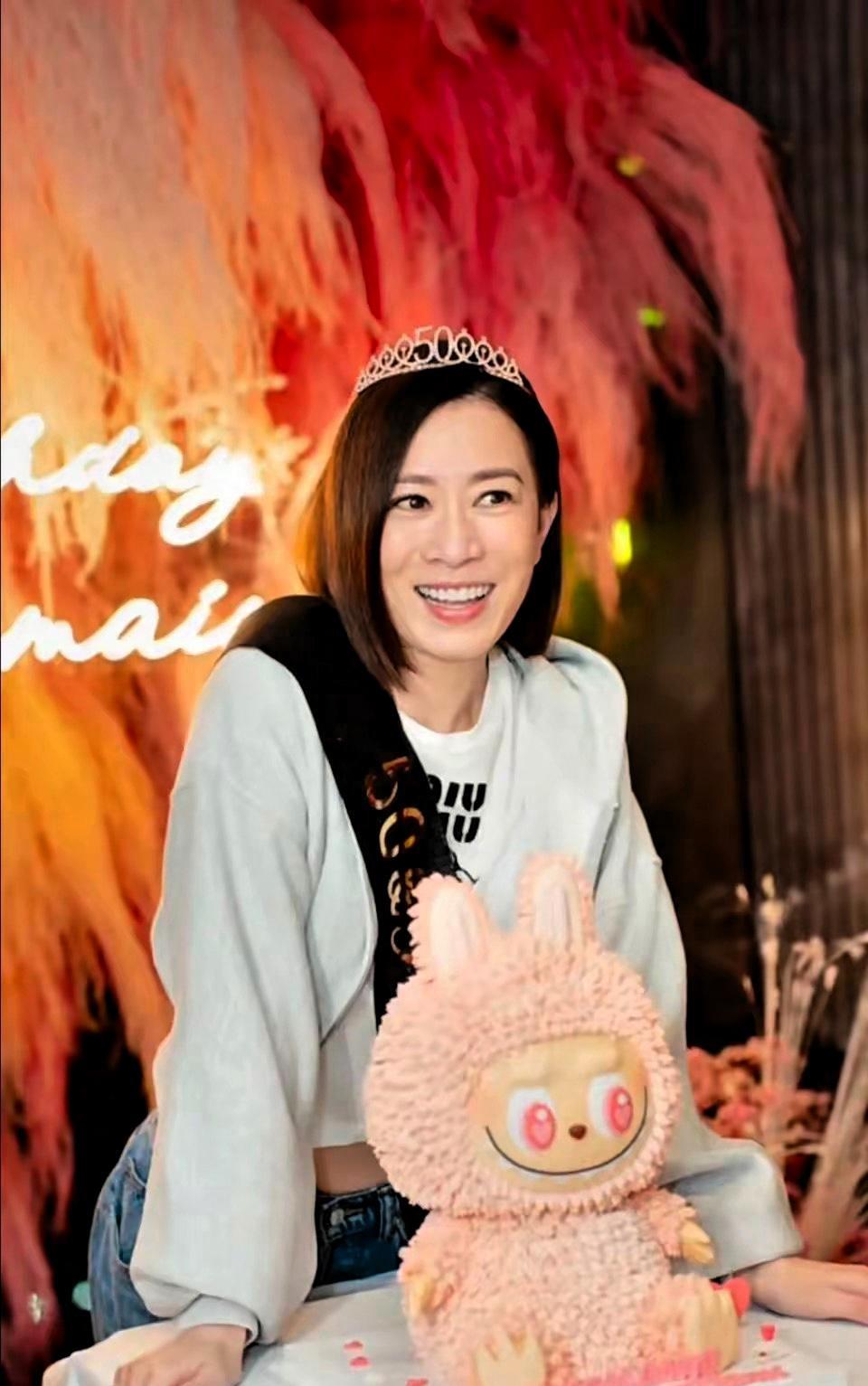 佘诗曼这50岁生日过得也太暖了吧！一帮港圈老友专门跑到内地给她惊喜庆生，这排面简